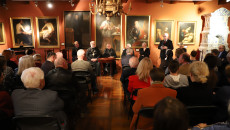 Sala Muzeum, Widok Szerowki, Ogólny. Przemawia Andrzej Bętkowski