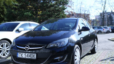 Stojący Na Parkinku Przed Urzędem Marszalkowskim Przekazany Opel Astra