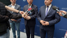 Tomasz Solis, Andrzej Pruś oraz Artur Konarski wypowiadają się podczas briefingu prasowego