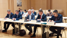 Andrzej Pruś, Artur Konarski, Tomasz Solis i dwóch innych mężczyzn siedzi za stołem