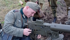 Mężczyźni W Mundurach Wojsk Niemieckich Oglądają Karabin