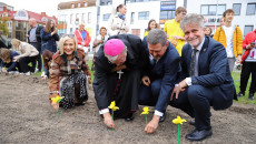 Papierowe Kwiaty W Ziemi Trzymają Uczestnicy Spotkania