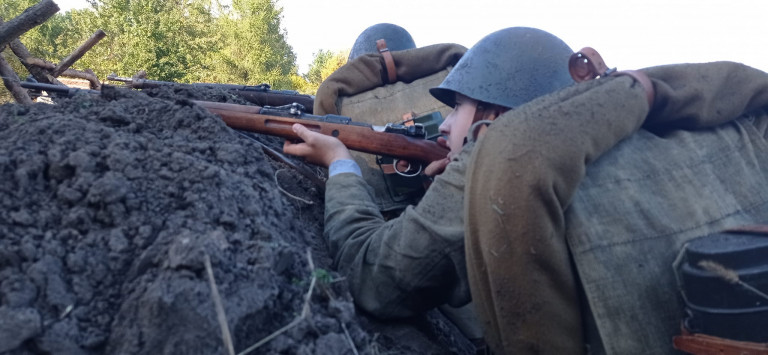 Scena Wydarzenia Rekonstrukcji Historycznej Mody żołnierz Celuje Z Broni Palnej