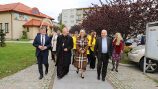 Uczestnicy Przechodzą Chodnikiem