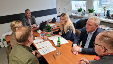 Dyrektor Kisiel siedzi z pracownikami Departamentu przy stole