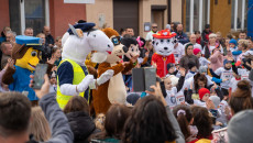 Animatorzy przebrani za postacie z bajek wśród uczestników imprezy