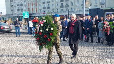 Marszałek Andrzej Bętkowski w Kielcach przed Pomnikiem Niepodległości na placu Niepodległości złożył wieńce w hołdzie walczącym o wolność Polski,