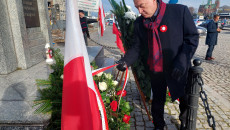 Marszałek Andrzej Bętkowski w Kielcach przed Pomnikiem Niepodległości na placu Niepodległości złożył wieńce w hołdzie walczącym o wolność Polski,