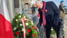 Marszałek Andrzej Bętkowski w Kielcach przed Pomnikiem Niepodległości na placu Niepodległości złożył wieńce w hołdzie walczącym o wolność Polski,