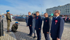 przed Pomnikiem Niepodległości na placu Niepodległości