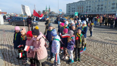 Dzieci przed Pomnikiem Niepodległości na placu Niepodległości