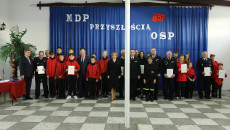 Zdjęcie wspólne młodych strażaków z gośćmi uroczystości