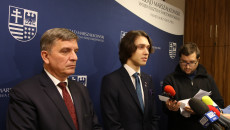 Przewodniczący: Andrzej Pruś i Oskar Frydrych na granatowym tle Urzędu Marszałkowskiego