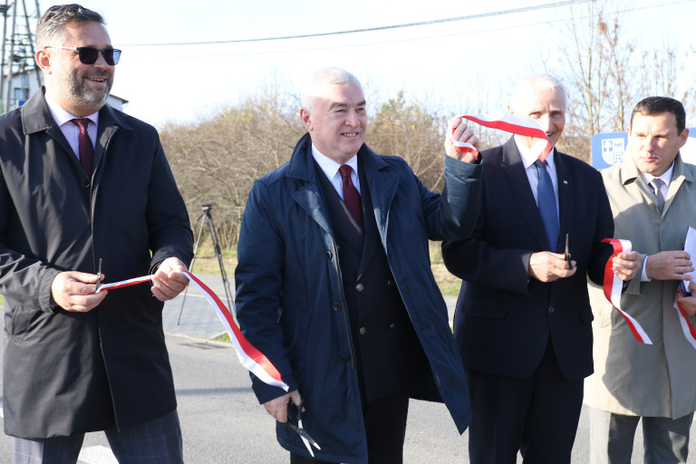 Andrzej Bętkowski, Marek Jońca, Tomasz Jamka Z Wstęgą W Rękach