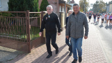 Andrzej Bętkowski Idzie Ulicą Z Dwójką Mężczyzn