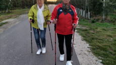 Dwie Kobiety W Kurtkach Idą O Kijkach