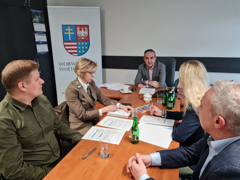 Dyrektor Kisiel Siedzi Przy Stole Z Przedstawicielami Lasów Państwowych