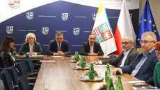 Grupa Osób Siedzi Przy Stołach