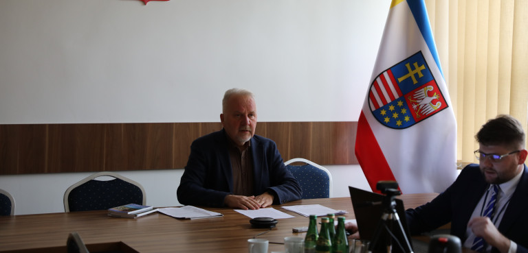 Grzegorz Banaś Pdczas Komisji W Tle Flaga Województwa świętokrzyskiego