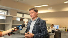 Do mikrofonu mówi Krzysztof Ołownia- ujęcie profilu