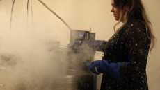 Katarzyna Rozmianiec otwiera pojemnik kriogeniczny - widoczna para azotu