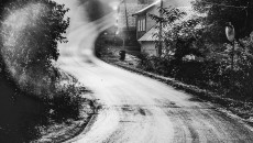 Czarno-białe zdjęcie drogi
