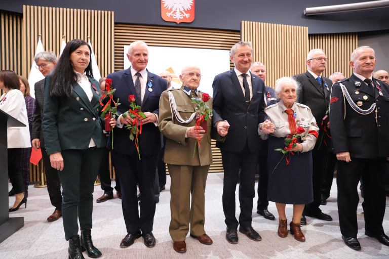 Marek Jońca, Członek Zarządu Stoi Wśród Odznaczonych I Obok Wojewody świętokrzyskiegpo