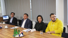Trzech Mężczyzn I Kobieta Siedzą Przy Stole