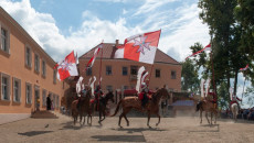 Jeźdżcy na koniach z flagami