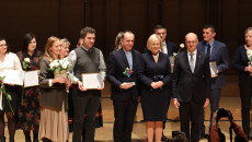 Nagrodzeni Z Kwiatami I Dyplomami Pozują Do Zdjęć