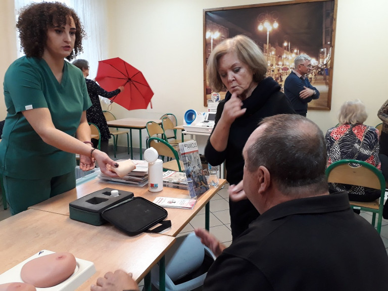Pacjent Rozmawia Z Pielęgniarką Korzystając Z Pomocy Tłumacza Języka Migowego