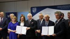 Uczestnicy spotkania w Morawicy prezentują podpisane umowy