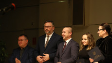 Robert Janus, Tomasz Jamka, Piotr Kisiel z grupą nagrodzonych