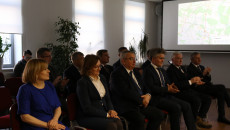 Uczestnicy uroczystego podpisania umowy siedzą na sali Urzędu Gminy w Morawicy