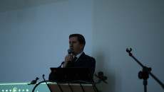 Minister Rafał Romanowski mówi do mikrofonu