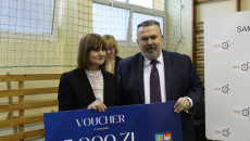 Mariusz Bodo wręcza voucher