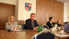 Dyrektorzy: Beata Studniarek i RTafał Kosiński siedzą za stołem i obradują