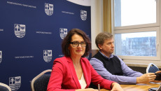 Przewodnicząca Magdalena Zieleń siedzi obok Arkadiusza Bąka