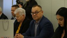Dwójka Członków Rady Oraz Pracownica Urzędu Marszałkowskiego Siedzą Za Stołem
