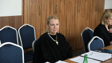 Przy stole siedzi dyrektor Beata Studniarek