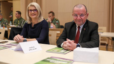 Wicemarszałek Marek Bogusławski i Katarzyna Kubicka, dyrektor Departamentu Wdrażania Europejskiego Funduszu Społecznego Urzędu Marszałkowskiego siedzą obok siebie