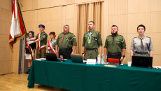 Członkowie prezydium Chorągwi Kieleckiej ZHP stoją na baczność