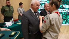 Poseł Krzysztof Lipiec otrzymuje medal od harcerzy
