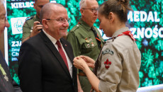 Wicemarszałek Marek Bogusławski otrzymuje medal Związku Harcerstwa Polskiego