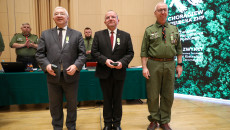 Poseł Krzysztof Lipiec, wicemarszałek Marek Bogusławski oraz przedstawiciel Chorągwi Kieleckiej ZHP stoją z przypiętymi medalami
