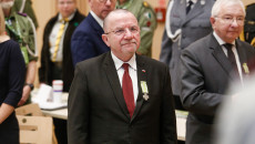Wicemarszałek Marek Bogusławski stoi z przypiętym do klapy marynarki medalem