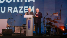 Wiceminister spraw zagranicznych Piotr Wawrzyk i marszałek Andrzej Bętkowski stoją na scenie za mównicą