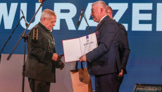 Marszałek Andrzej Bętkowski przekazuje otwartą teczkę z dyplomem mężczyźnie ubranemu w mundur górniczy