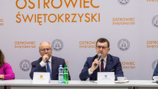 Prezydent Ostrowca Jarosław Górczyński Przemawia Do Mikrofonu