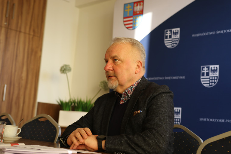 Przewodniczący Grzegorz Banaś Prowadzi Obrady Za Stołem